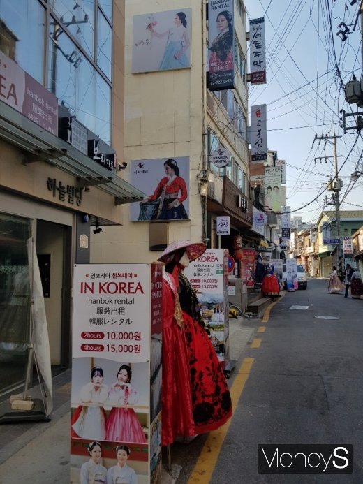 경복궁역 인근 한복거리