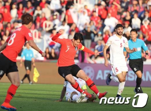 22일 오후(한국시간) 아랍에미리트 두바이 막툼 빈 라시드 스타디움에서 열린 바레인과의 2019 아시아축구연맹(AFC) 아시안컵 16강전을 펼치고 있는  한국 대표팀의 손흥민(가운데)이 수비수 견제를 받고 있다. /사진=뉴스1