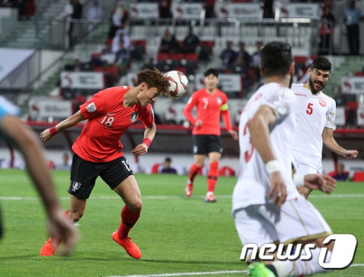 대한민국 축구대표팀 공격수 황의조가 22일 오후(현지시간) 아랍에미리트연합(UAE) 두바이 막툼 빈 라시드 경기장에서 열린 2019 아시아축구연맹(AFC) 아시안컵 16강 대한민국과 바레인과의 경기에서 헤더를 하고 있다. /사진=뉴스1