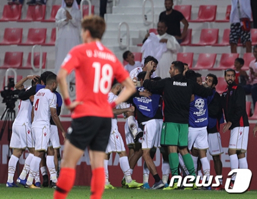 바레인 축구대표팀 알로마이히가 22일 오후(현지시간) 아랍에미리트연합(UAE) 두바이 막툼 빈 라시드 경기장에서 열린 2019 아시아축구연맹(AFC) 아시안컵 16강 대한민국과 바레인과의 경기에서 선제골을 넣은 후 동료들과 기쁨을 나누고 있다. /사진=뉴스1