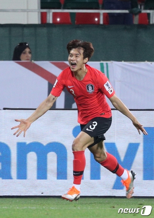 대한민국 축구대표팀 김진수가 22일 오후(현지시간) 아랍에미리트연합(UAE) 두바이 막툼 빈 라시드 경기장에서 열린 '2019 아시아축구연맹(AFC) 아시안컵' 대한민국과 바레인과의 16강 경기 연장전에서 역전골을 넣은 후 환호하고 있다. /사진=뉴스1