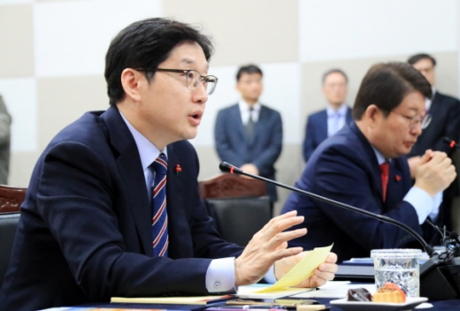김경수 경상남도지사가 지난 22일 민선7기 처음으로 광주 김대중컨벤션센터에서 개최된 제15회 영․호남 시․도지사 협력회의에 참석해 영․호남의 공동현안을 논의했다./사진=경남도