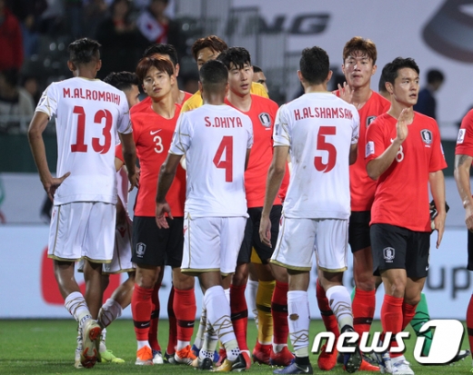 대한민국 축구대표팀 김진수와 손흥민, 황의조가 22일 오후(현지시간) 아랍에미리트연합(UAE) 두바이 막툼 빈 라시드 경기장에서 열린 2019 아시아축구연맹(AFC) 아시안컵 16강 대한민국과 바레인과의 경기에서 2대 1로 승리한 후 바레인 선수들과 인사하고 있다./사진=뉴스1 신웅수 기자