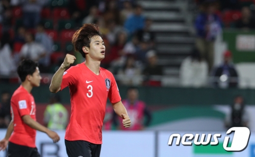 대한민국 축구대표팀 김진수가 22일 오후(현지시간) 아랍에미리트연합(UAE) 두바이 막툼 빈 라시드 경기장에서 열린 2019 아시아축구연맹(AFC) 아시안컵 16강 대한민국과 바레인과의 경기 연장전에서 골을 넣은 후 세리머니를 하고 있다. /사진=뉴스1 신웅수 기자