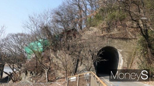 한벽굴과 보수 중인 한벽당. /사진=박성기 여행 칼럼니스트