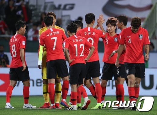 22일 오후(현지시간) 아랍에미리트 두바이 막툼 빈 라시드 스타디움에서 열린 바레인과의 '2019 아시아축구연맹(AFC) 아시안컵' 16강전에서 바레인을 상대로 천신만고 끝에 승리를 거둔 한국 축구 대표팀. 그러나 여전히 보완해야할 숙제를 남겼다. /사진=뉴스1