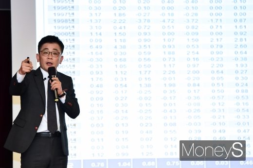 이진우 오비스트 대표가 지난달 22일 광화문 교보생명 빌딩에서 개최된 제11회 머니톡콘서트에서 강연하고 있다./사진=임한별 기자