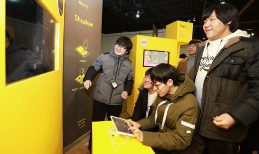방문객들이 전시작품을 체험하고 있다. /사진=넷마블문화재단
