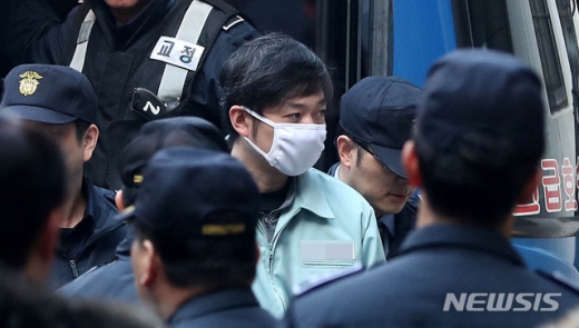 조재범 전 쇼트트랙 국가대표 코치가 23일 오전 경기 수원시 영통구 수원지방법원에서 심석희 선수를 비롯한 쇼트트랙 선수 4명을 상습 폭행 등 사건에 대한 항소심 공판을 받기 위해 호송차서 내려 법정으로 향하고 있다. /사진=뉴시스