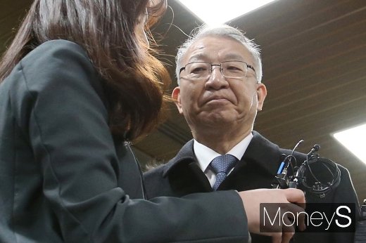 [머니S포토] 취재진 바라보는 양승태