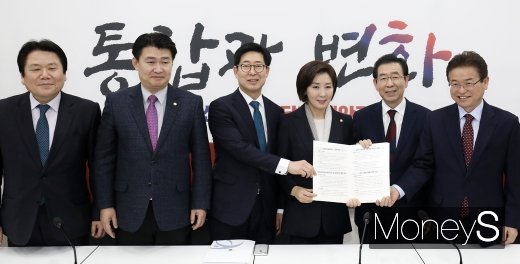 [머니S포토] 박원순 시장, 정책제안서 전달