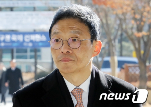 서지현 검사를 성추행한 뒤 인사보복을 한 혐의로 기소된 안태근 전 법무부 검찰국장이 23일 오후 서울 서초구 서울중앙지법에서 열린 직권남용권리행사방해 선고 공판에 출석했다./사진=뉴스1 이재명 기자