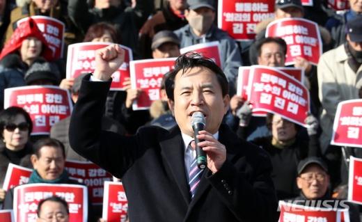 김진태 자유한국당 의원이 23일 서울 여의도 국회의사당 앞 계단에서 당 대표 출마 기자회견을 열었다./사진=뉴시스 이종철 기자