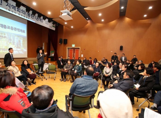 ▲22일 열린 동탄권역지역회의에서 시민과 서철모 화성시장이 대화를 하고 있다./사진=화성시 