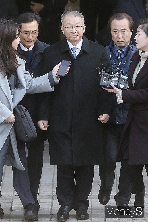 [머니S포토] 법원 나서는 양승태