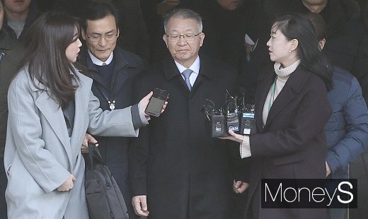 [머니S포토] 양승태, 취재진 질문에 두눈 질끈