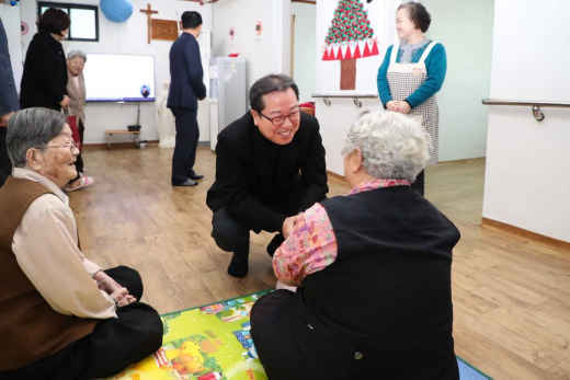 ▲ 설 명절 맞이 노인복지시설 위문하고 있는 조광한 남양주시장. / 사진제공=남양주시
