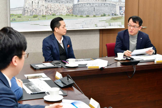 ▲ 조청식 수원시 제1부시장(오른쪽)이 23일 수원시를 찾은 제럴드 왕 싱가포르 IDC 아시아 태평양 총괄 담당자(왼쪽)와 신기술을 공유하고 있다. / 사진제공=수원시
