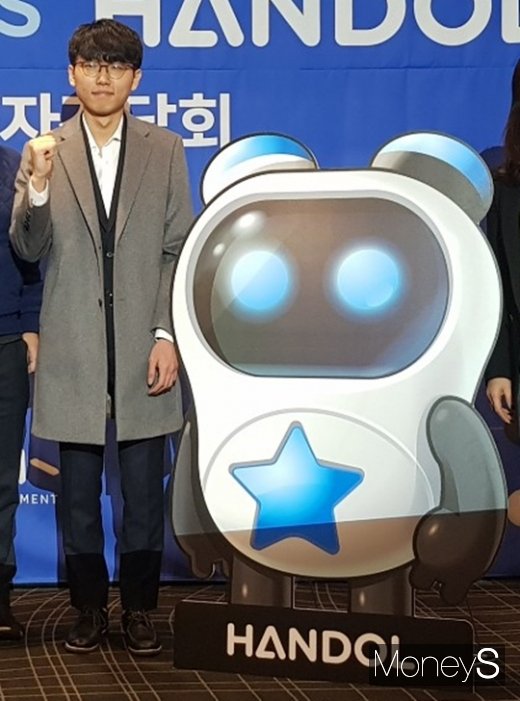 명승부를 펼친 신진서 9단과 한돌. /사진=채성오 기자