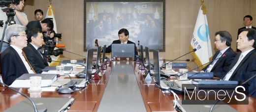 2019년 1월 통화정책방향 관련 금융통화위원회가 열린 24일 서울 중구 한국은행에서 이주열 한국은행 총재가 의사봉을 두드리고 있다./사진=임한별 기자