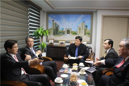 23일 서울 한남동 주한 우즈베키스탄 대사관에서 면담중인 원희목 한국제약바이오협회 회장(왼쪽 끝)과 주한 우즈베키스탄 비탈리 펜 대사관(오른쪽 끝)./사진=한국제약바이오협회
