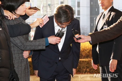 양승태 전 대법원장이 구속된 24일 오전 김명수 대법원장이 서울 서초구 대법원 출근길에서 심경을 밝힌 뒤 고개 숙여 사과했다. /사진=뉴시스 김병문 기자