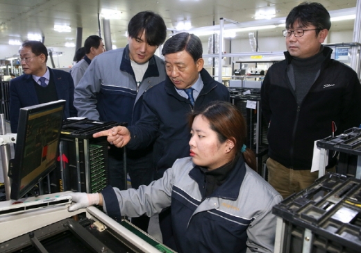 올넷전자를 방문한 허성곤 김해시장/사진=김해시