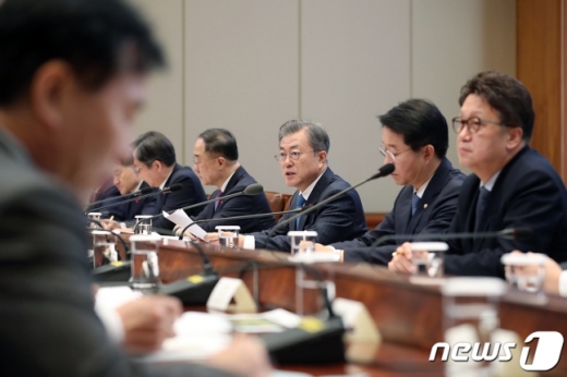 문재인 대통령이 23일 오후 청와대 본관 집현실에서 열린 '공정경제 추진전략 회의'를 주재하고 있다./사진=뉴스1(청와대 제공) 