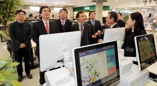 문영표 롯데마트 대표가 지난해 12월 서울 용산구 롯데마트 서울역점 내 푸드코트인 칙칙쿡쿡 오픈행사에서 시설을 둘러보고 있다./사진=뉴스1DB