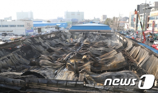 24일 오전 2시께 울산 남구 삼산동 농수산물도매시장에서 불이 났다. /사진=뉴스1