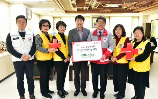 ▲23일 부평구청장 집무실에서 차준택 부평구청장이 대한적십자사 인천지사 관계자들에게 특별 회비 200만원을 전달했다. / 사진제공=부평구청