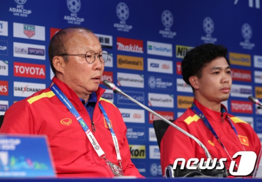 박항서 베트남 축구대표팀 감독과 응우옌 콩 푸엉이 아시안컵 8강전 일본과의 경기를 하루 앞둔 지난 23일(현지시간) 아랍에미리트(UAE) 두바이 알 막툼 스타디움에서 기자회견을 가졌다. /사진=뉴스1 신웅수 기자