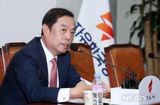 자유한국당 김병준 비상대책위원장이 24일 오전 서울 여의도 국회에서 긴급 기자간담회를 열었다. /사진=뉴시스 홍효식 기자 