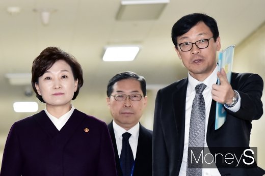 [머니S포토] '주택 공시가격' 의견 듣는 김현미