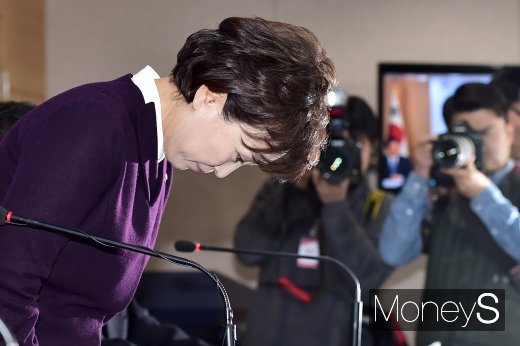 [머니S포토] 인사하는 김현미 장관