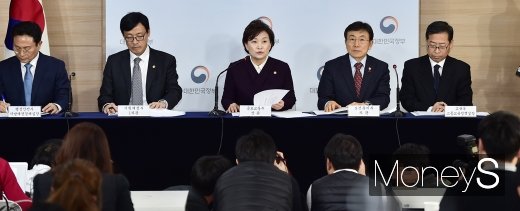 김현미 국토교통부 장관 등이 24일 '2019년도 표준 단독주택 가격현황'을 발표한 뒤 기자들의 질문에 답하고 있다. /사진=임한별 기자