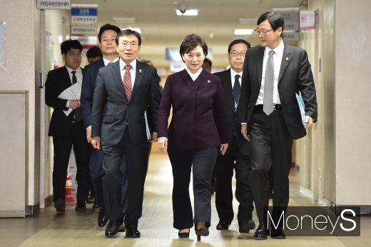 김현미 국토부 장관이 정부서울청사에서 24일 열린 ‘부동산 가격공시 추진방향’ 관련 브리핑을 위해 들어서는 모습. /사진=임한별 기자