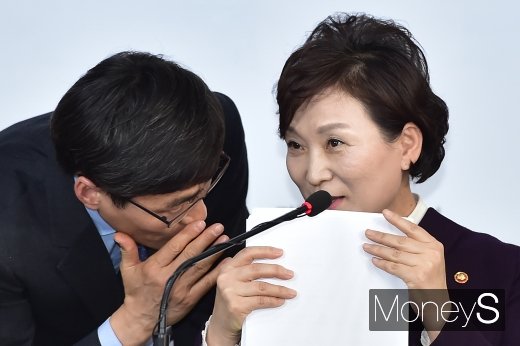 [머니S포토] 미소 지으며 의견 나누는 김현미 장관