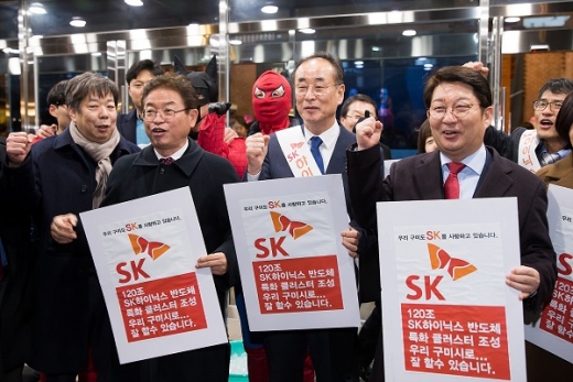 SK 하이닉스 구미유치 대구경북 시도민 서명운동 모습. 사진 앞줄 왼쪽 두 번째부터 이철우 경북지사, 장세용 구미시장, 권영진 대구시장. /사진=구미시
