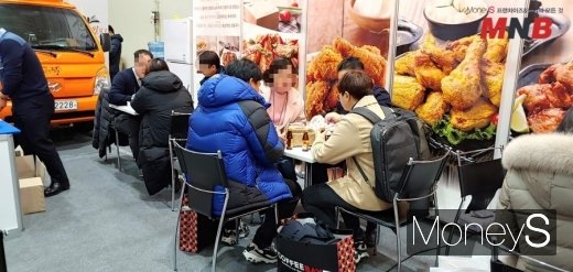 / 창업상담 모습 (사진=강동완기자) @머니S MNB, 식품 외식 유통 · 프랜차이즈 가맹 & 유망 창업 아이템의 모든 것