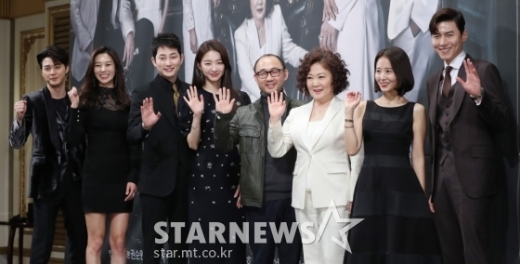 윤성식 PD(왼쪽 5번째), 배우 김지훈, 장신영, 박시후, 장희진, 김해숙, 임정은, 송재희가 24일 오후 강남구 임피리얼팰리스서울에서 열린 TV 조선 드라마 '바벨' 제작발표회에서 포즈를 취하고 있다. /사진=스타뉴스