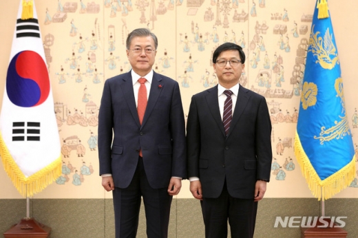 문재인 대통령이 24일 청와대 접견실에서 조해주 신임 중앙선거관리위원회 위원에게 임명장 수여를 마치고 기념촬영을 하고 있다. /사진=뉴시스