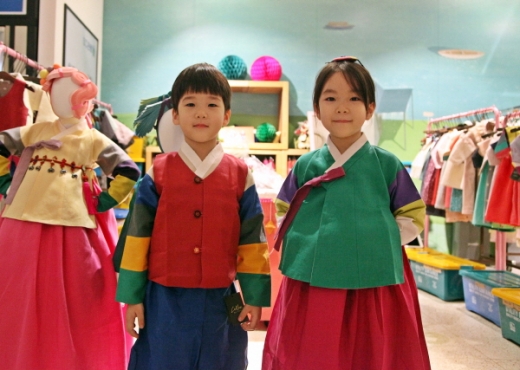 신세계센텀시티는 다가오는 설을 맞아 영·유야 한복 '깔롱바이린'과 '늘사랑 한복' 팝업행사를 백화점 6층에서 2월3일까지 진행한다. /사진=신세계센텀시티