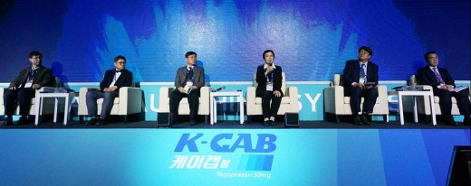 김나영 서울의대 교수, 정훈용 울산의대 교수, 이광재 아주의대 교수와 연자들이 패널로 참석해 토론을 진행하고 있다. /사진=CJ헬스케어