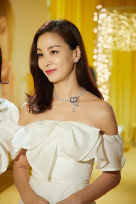 [★패션] 고소영, 오프숄더 화이트 드레스룩 '극강의 우아美'