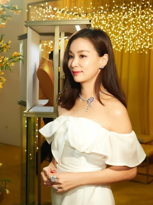 [★패션] 고소영, 오프숄더 화이트 드레스룩 '극강의 우아美'