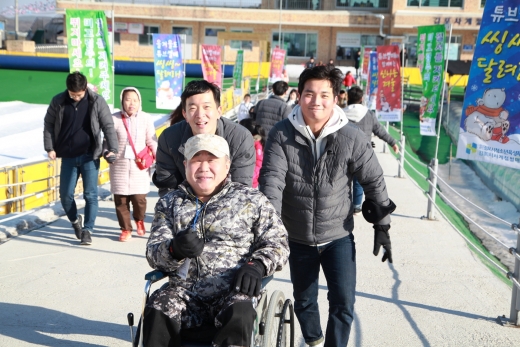 JW그룹 신입사원들이 김포시 소재 한 썰매장에서 ‘겨울 나들이 봉사활동’에 참가해 장애인과 함께 시간을 보내고 있다. /사진=JW그룹