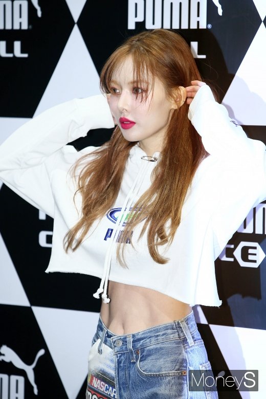 [머니S포토] 현아 11자 복근 노출, 우연일까 연출일까
