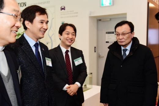 ▲ 23일 서울명동 커뮤니티하우스 마실에서 진행된 '(재)한국사회가치연대기금' 출범식에 참석한 서철모 화성시장(왼쪽에서 두번째)와 더불어민주당 이해찬 대표(맨오른쪽). / 사진=서철모화성시장페이스북 캡처