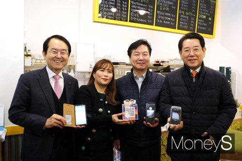 김영록 전남도지사와 홍종학 중소벤처기업부장과 김종식 목포시장이 제로페이 시연을 하고 있다. /사진=전남도 제공